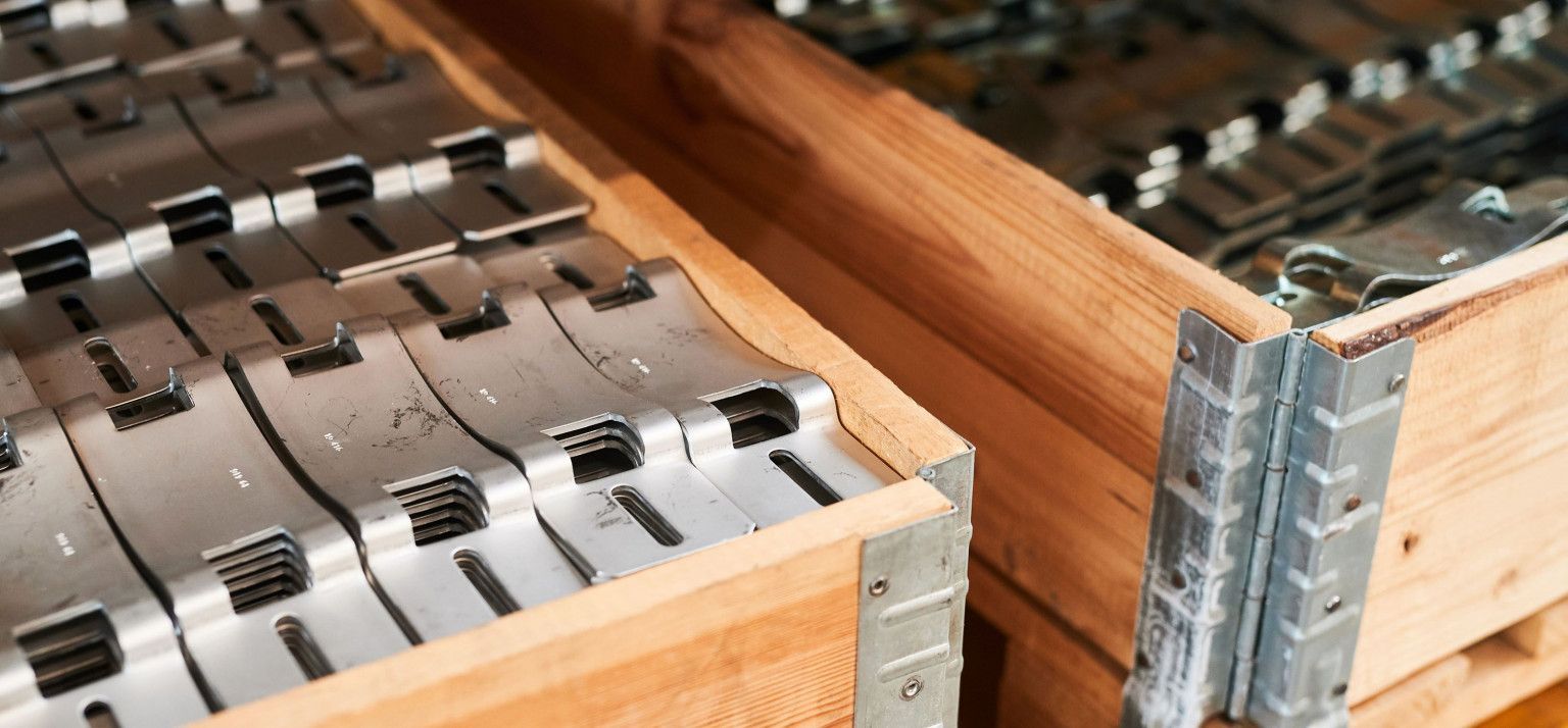 Mounting brackets in crate Mounting brackets in crate